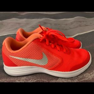 Nike Youth Girls Size 4 Bright Orange/Coral Sneakers Brand New
